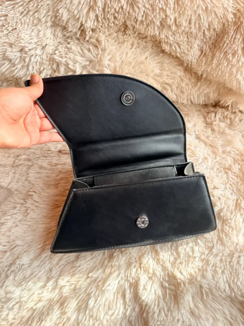 Cartera negra con asa plateada - 2