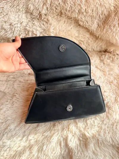 Cartera negra con asa plateada - miniatura 2