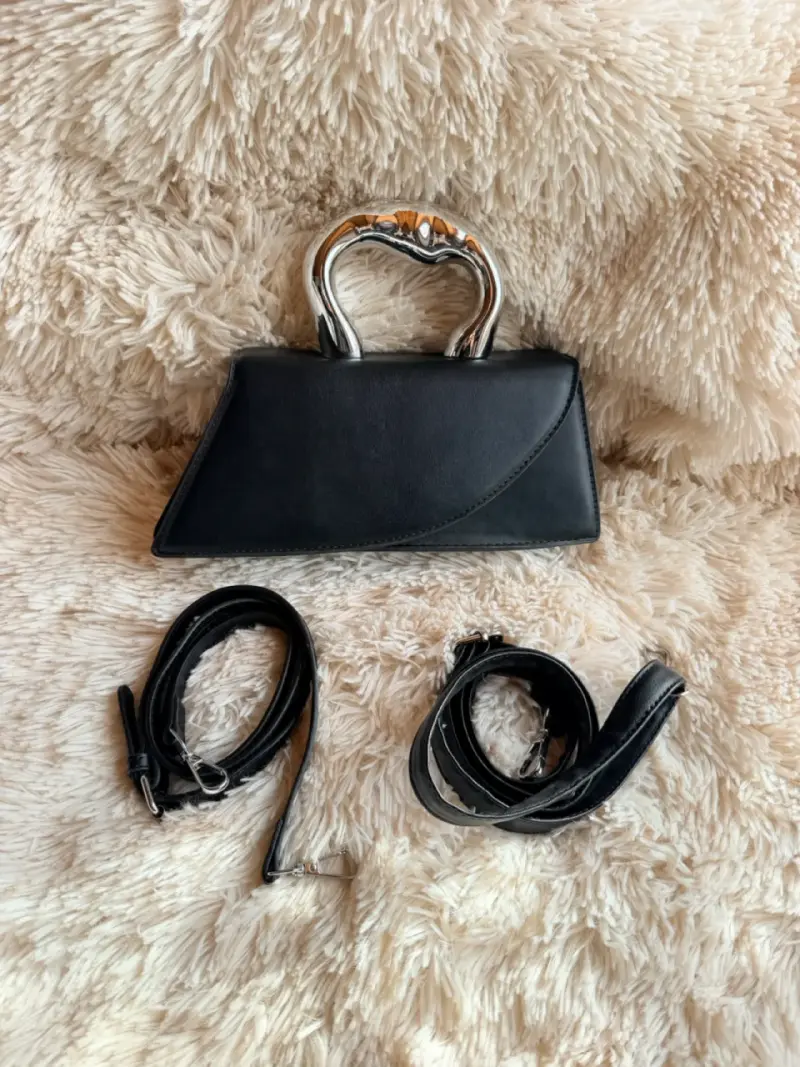 Cartera negra con asa plateada - 3