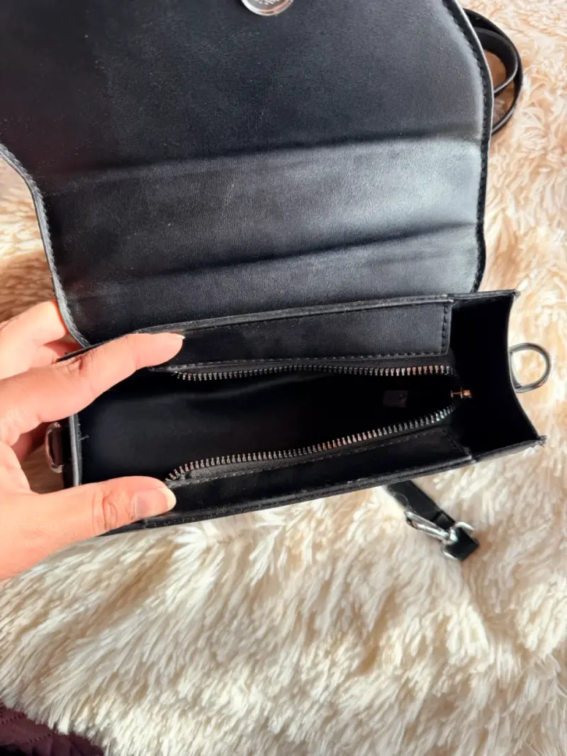 Cartera negra con asa plateada - 4
