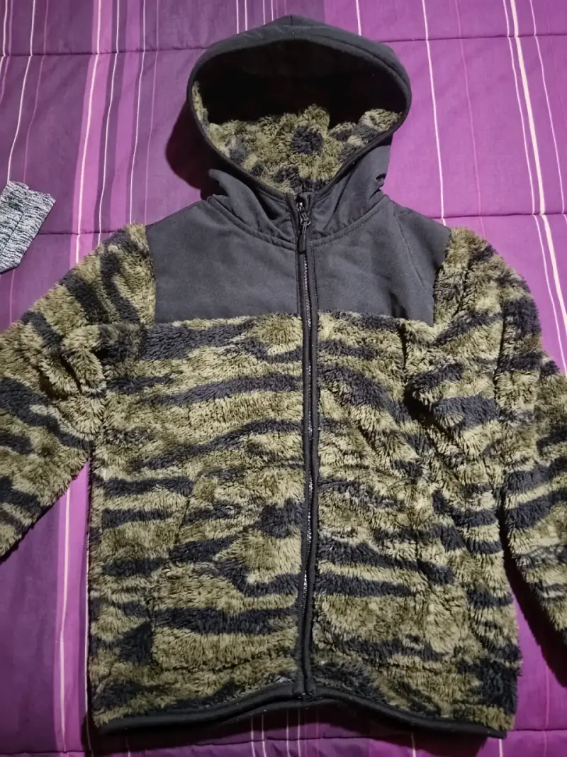 Polerón verde con capucha talla 8 $4000 - 3