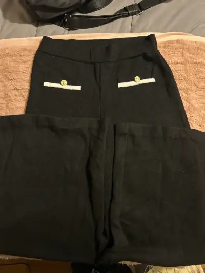 Pantalones negros con botones dorados - miniatura 1