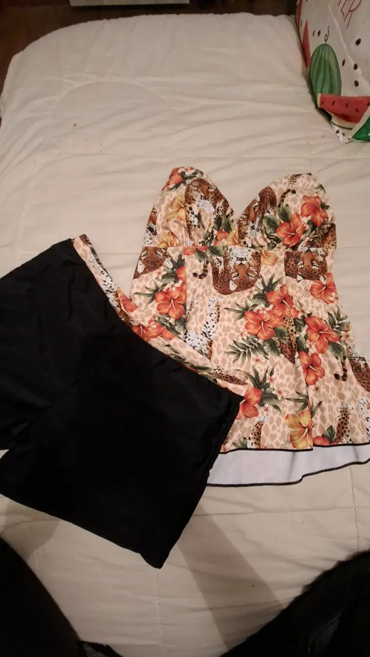 Traje de baño Conjunto floral y short negro