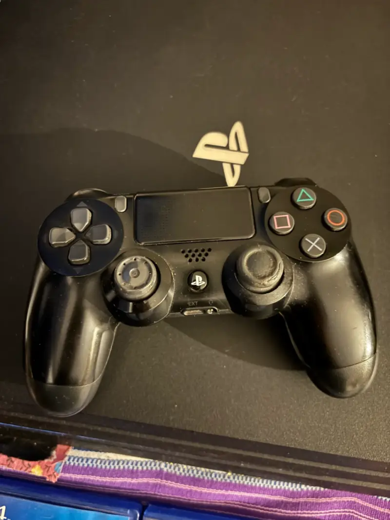 Consola PS4 Pro 1tb con juegos y control - 2