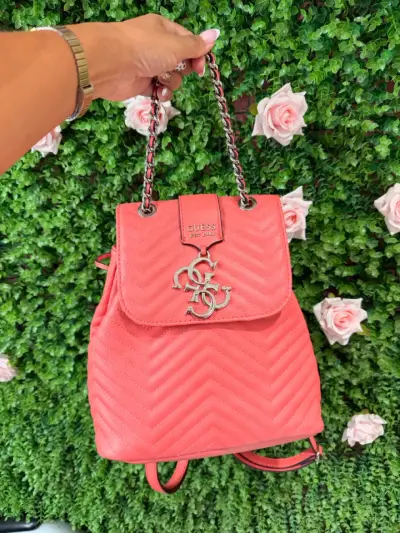 Mochila Guess roja cadena - miniatura 1