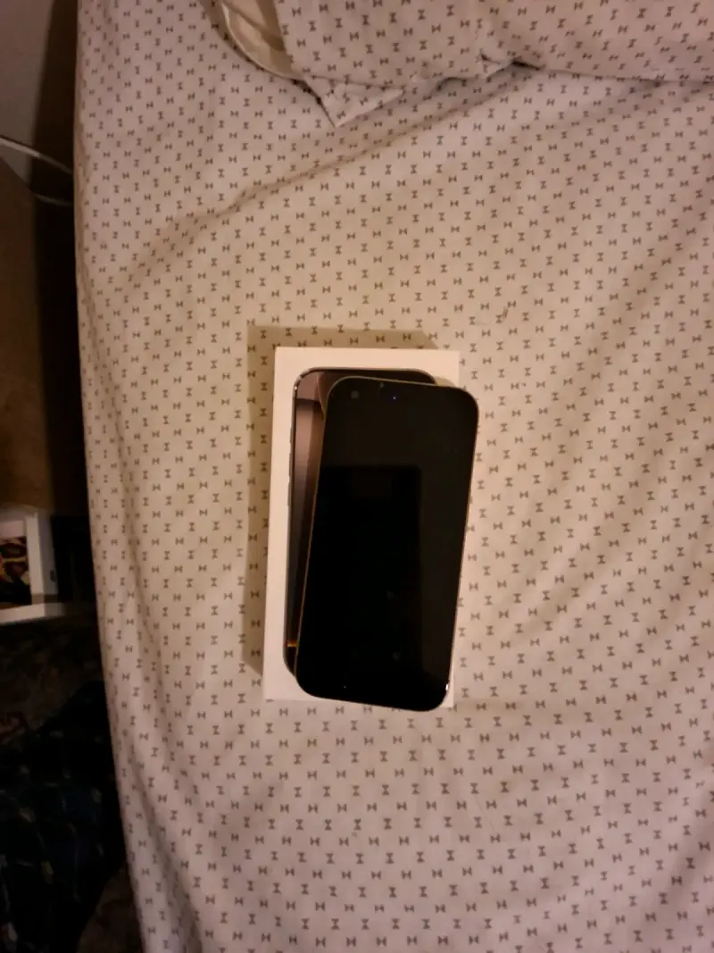 iPhone 16 Pro  dorado poco uso - 2