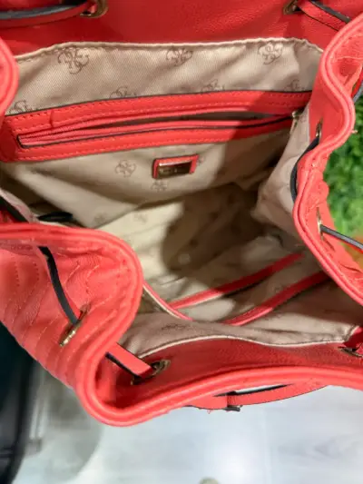 Mochila Guess roja cadena - miniatura 2