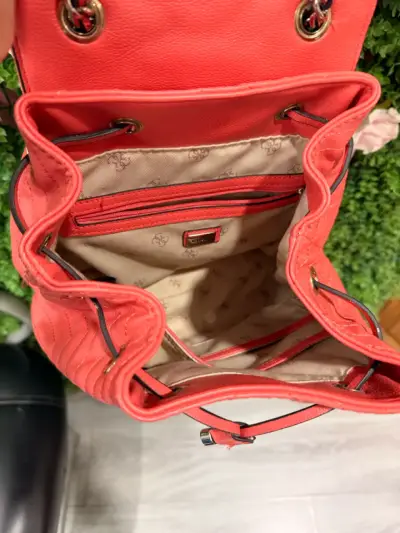 Mochila Guess roja cadena - miniatura 3