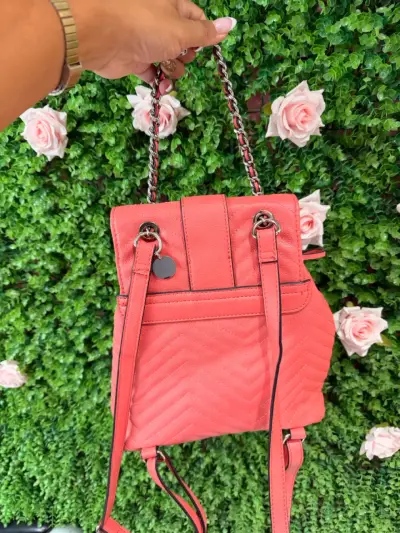 Mochila Guess roja cadena - miniatura 4