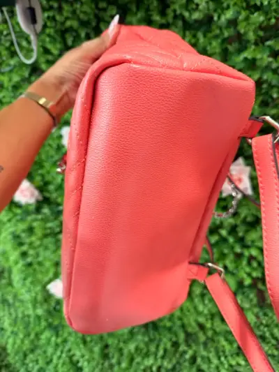 Mochila Guess roja cadena - miniatura 5