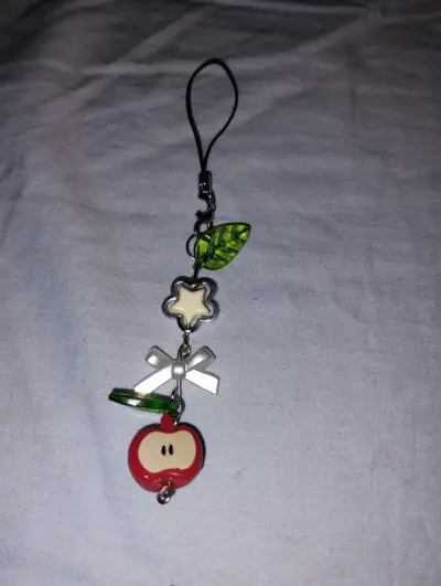 Colgante con diseño de manzana - miniatura 1