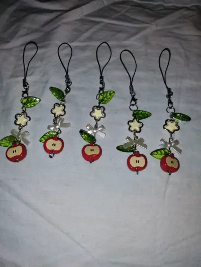 Colgante con diseño de manzana - miniatura 2