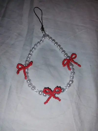 Colgante teléfono de perlas con lazos - miniatura 2