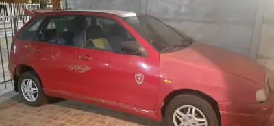 Auto rojo hatchback usado marca SEAT IBIZA año 97 - miniatura 1