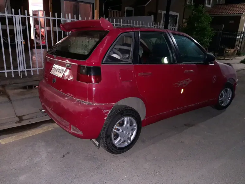 Auto rojo hatchback usado marca SEAT IBIZA año 97 - 3