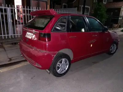 Auto rojo hatchback usado marca SEAT IBIZA año 97 - miniatura 3