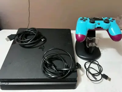 Consola PS4 con control azul - miniatura 1