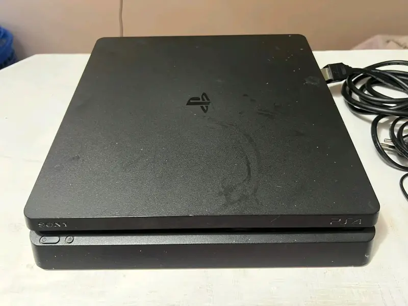 Consola PS4 con control azul - 2