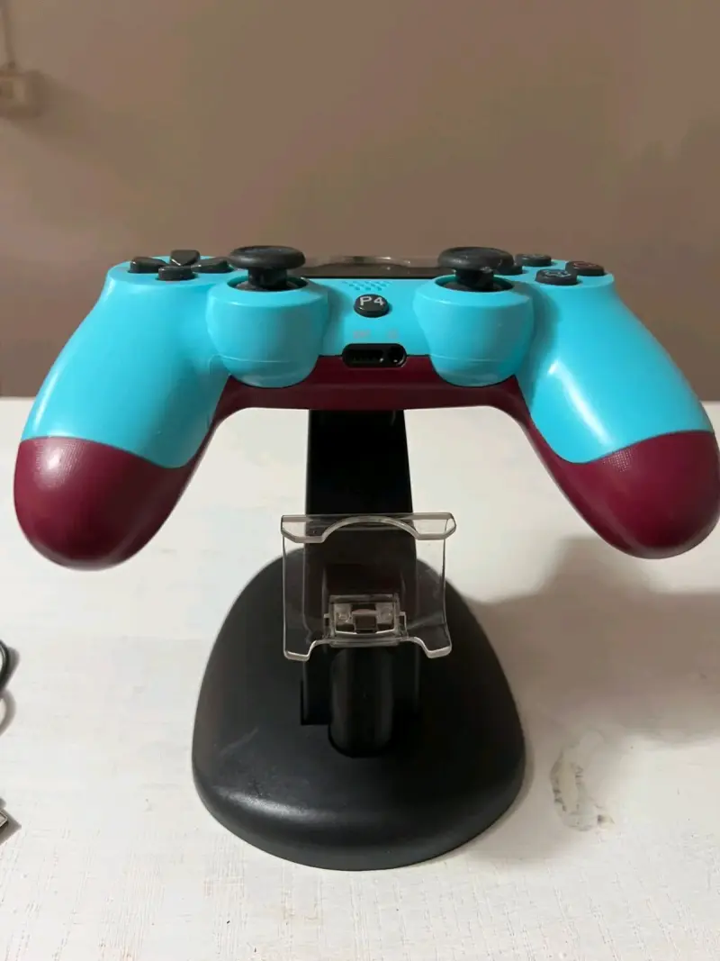 Consola PS4 con control azul - 4
