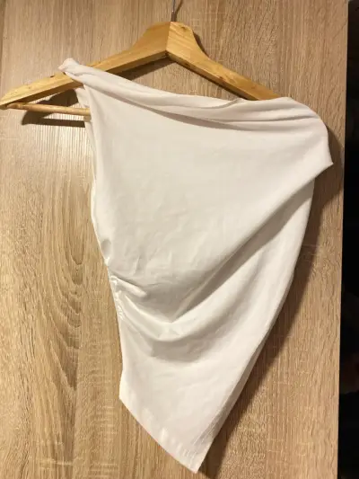 Polera blanca de un hombro nueva - miniatura 1