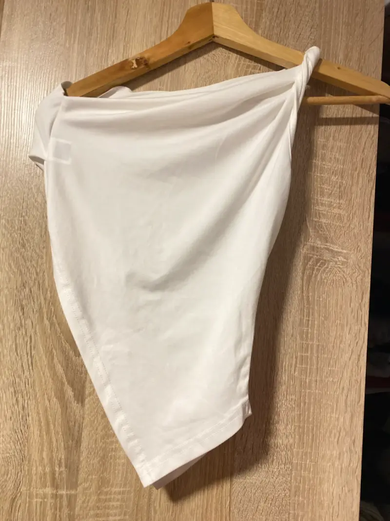 Polera blanca de un hombro nueva - 2