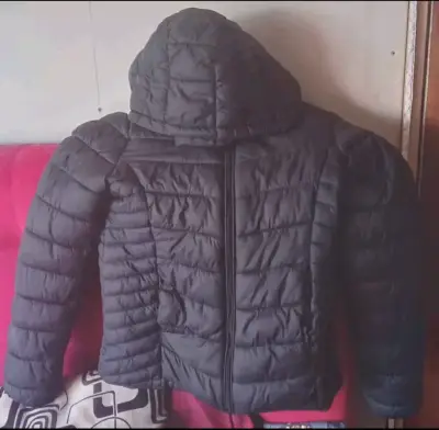 Chaqueta acolchada negra con capucha - miniatura 1