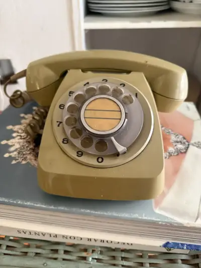 Teléfono antiguo beige - miniatura 1