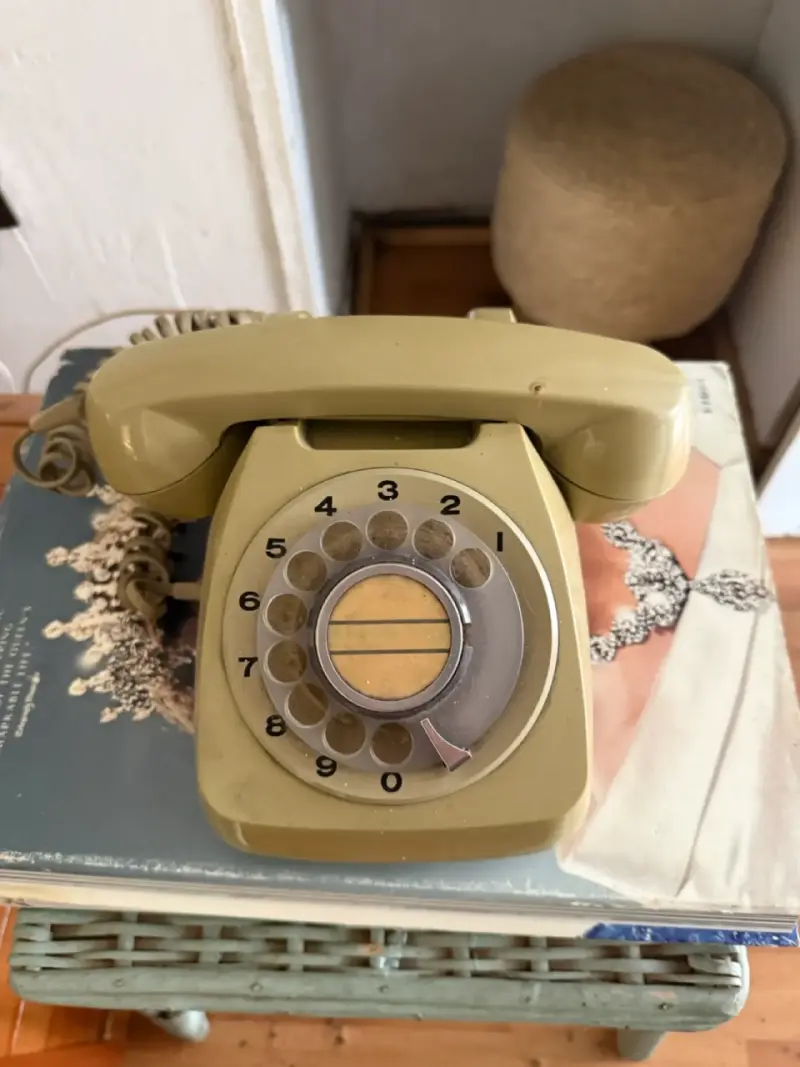 Teléfono antiguo beige - 2