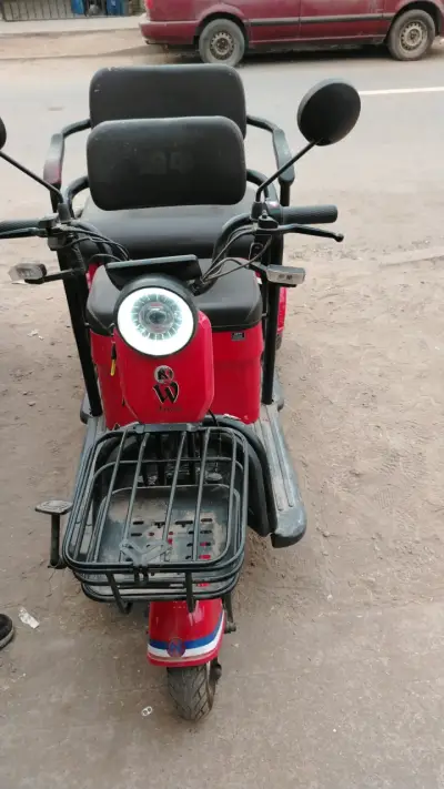 Triciclo eléctrico rojo - miniatura 2
