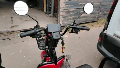 Triciclo eléctrico rojo - miniatura 4