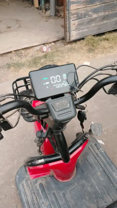Triciclo eléctrico rojo - miniatura 5