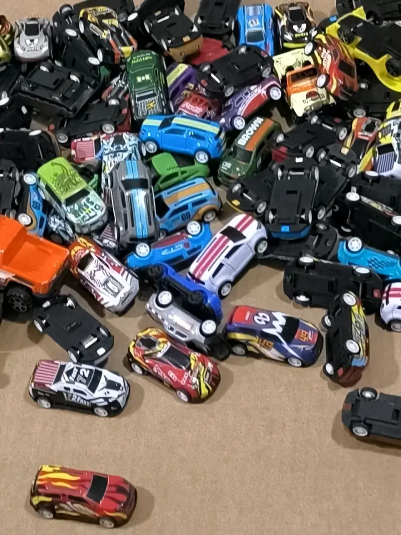 Lote de autos de juguete variados