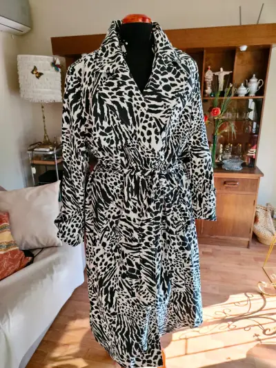 Abrigo animal print blanco y negro - miniatura 1
