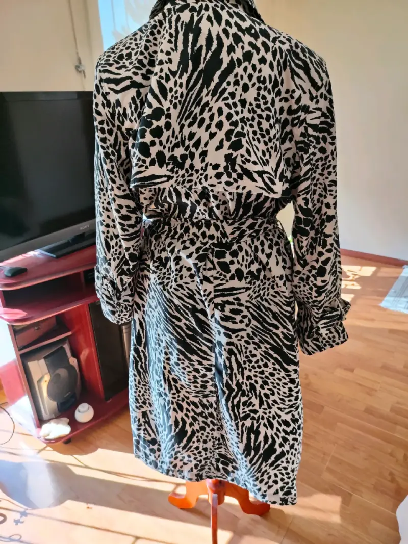 Abrigo animal print blanco y negro - 2