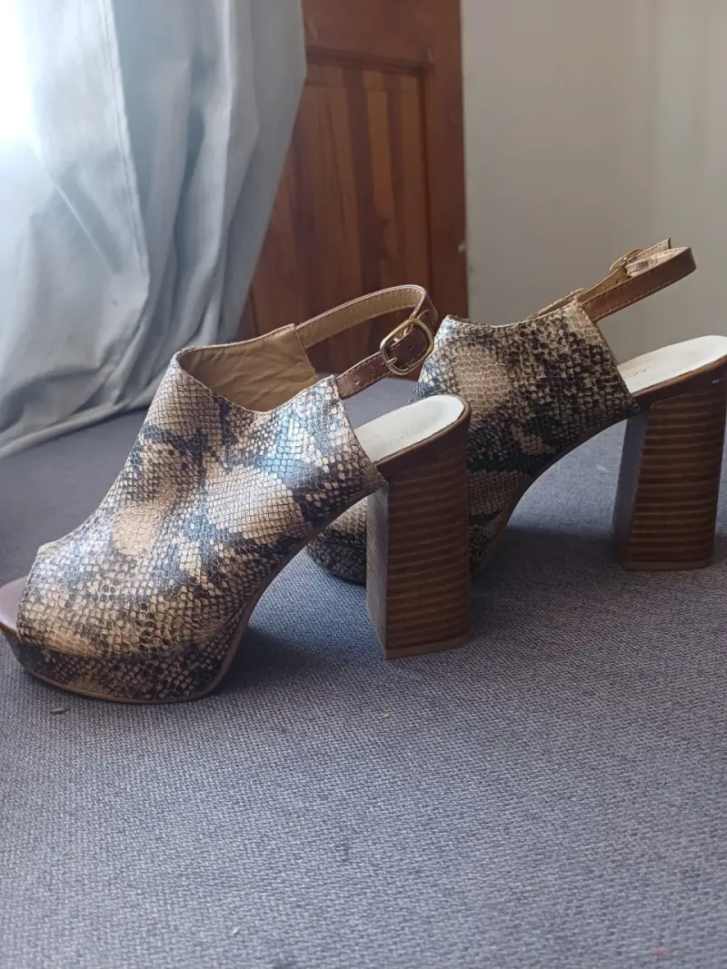 Zapatos taco alto animal print - 3