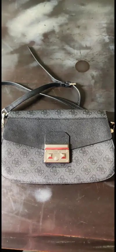 Cartera negra Guess con logo - miniatura 1