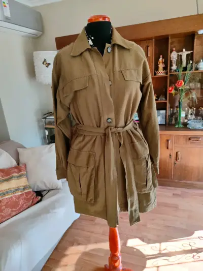Chaqueta verde olivocon cinturón - miniatura 1