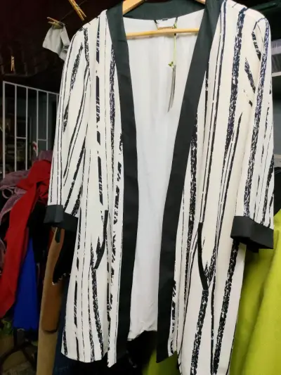Kimono blanco con rayas negras - miniatura 1