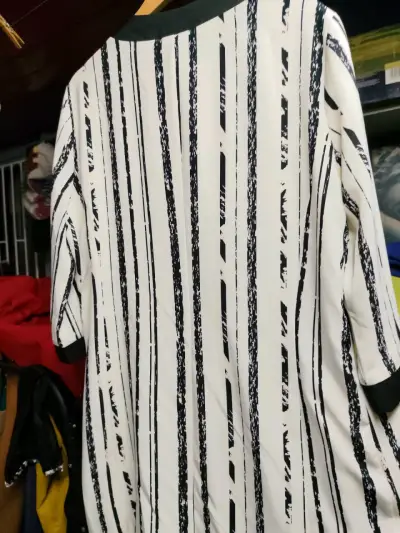 Kimono blanco con rayas negras - miniatura 2