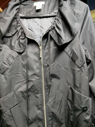 Parka negra con cierre frontal - miniatura 1