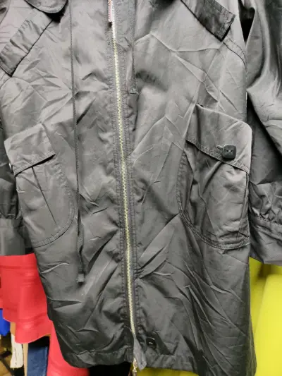 Parka negra con cierre frontal - miniatura 2