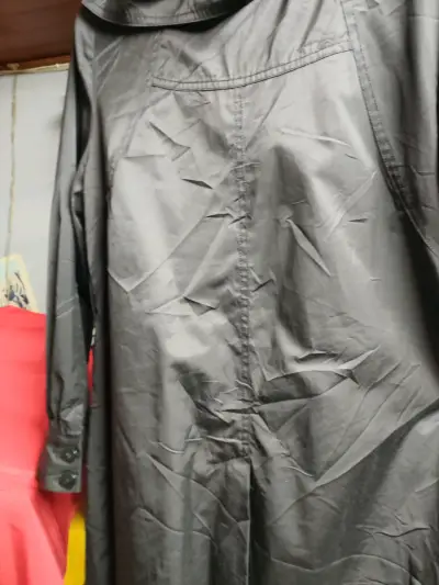 Parka negra con cierre frontal - miniatura 3