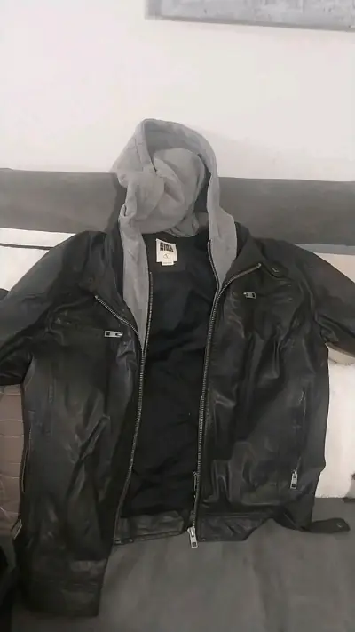Chaqueta negra con capucha gris - miniatura 1