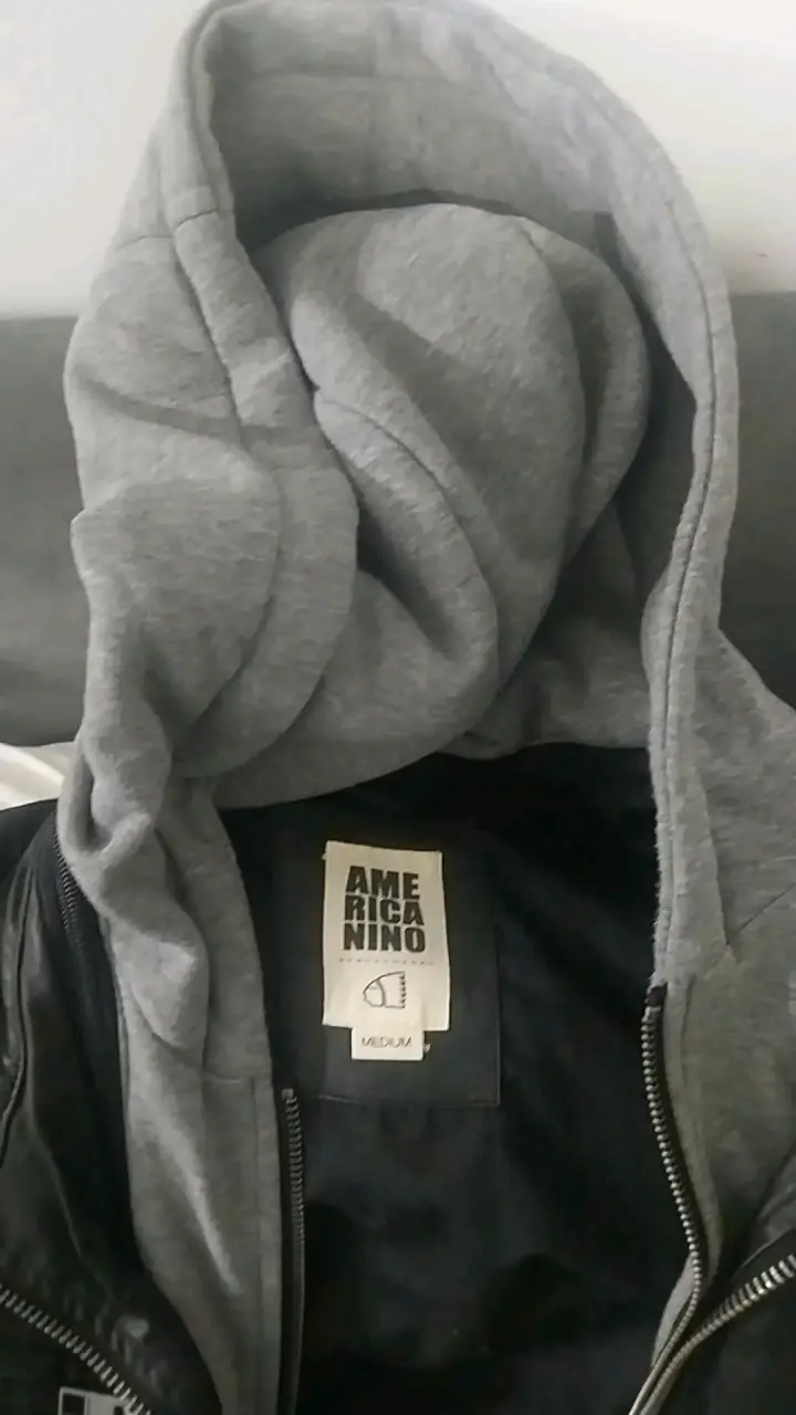 Chaqueta negra con capucha gris - 2