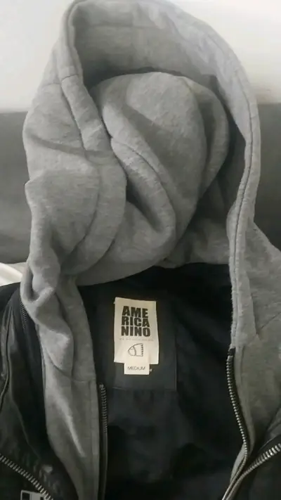 Chaqueta negra con capucha gris - miniatura 2