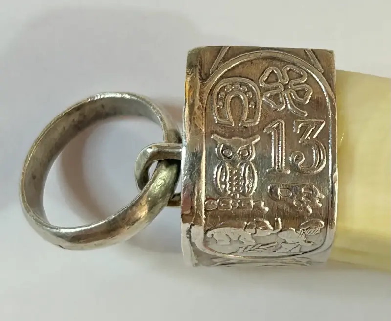 Colgante de colmillo con anillo - 4