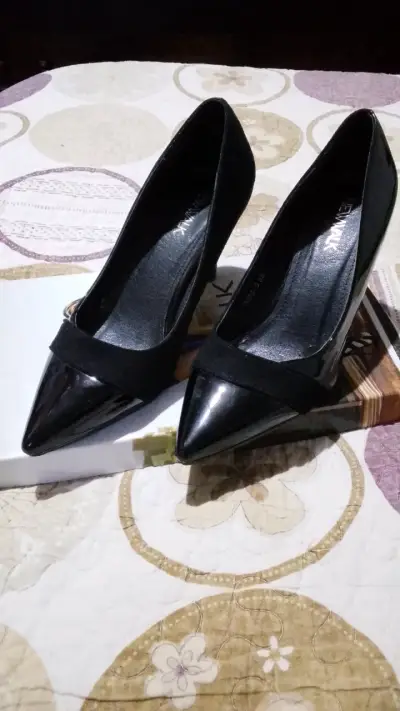 Tacones negros de charol y chalitas elegantes - miniatura 1