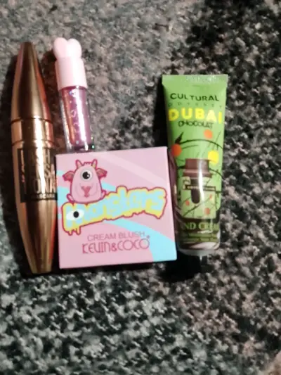 Set de cosméticos variados - miniatura 1