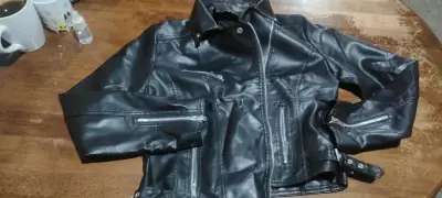 Chaqueta negra de cuero talla L - miniatura 3