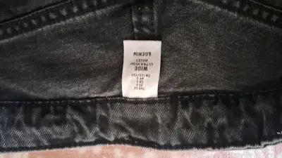 Jeans negros clásicos - miniatura 2